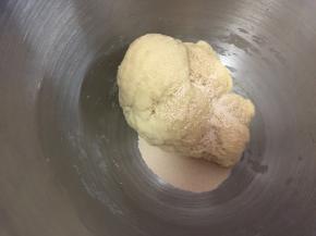 和面机2档，和面3分钟后加入酵母，再2档和面3分钟