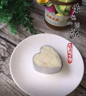 捣好的山药泥用模具压出形状（这时的山药泥有淡淡的奶香味，而且加了细砂糖有点甜，也很好吃哦）