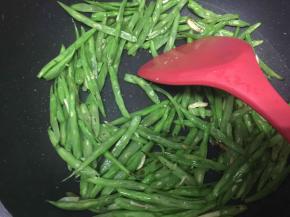 放入鸡粉和盐，翻炒2分钟