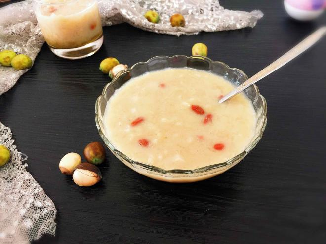 养颜莲蓉雪耳蜜饮