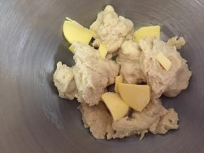 把面团撕成一块块，加入黄油
和面机2档继续和面5分钟