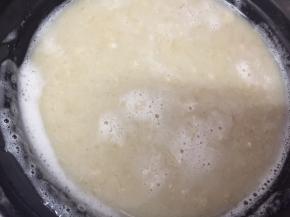 把白色泡泡舀起