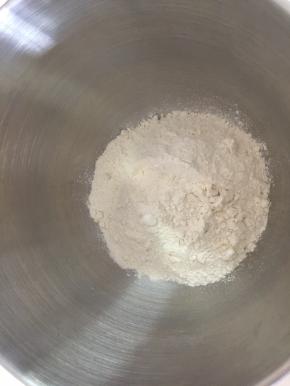 我用的是厨师机
厨师机和面盆里放入面粉