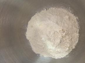 我用的是厨师机
厨师机和面盆里放入面粉