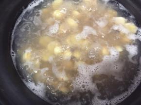 锅里放入足量的水，放入莲子，中小火煮30分钟，期间搅拌一下，防止粘底