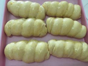 发酵完后180度预热烤箱
在面包表面擦上鸡蛋液