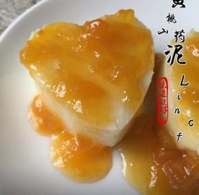 最后在造型好的山药泥上淋上黄桃果酱就完成了。（也可换成其它果酱哦。）