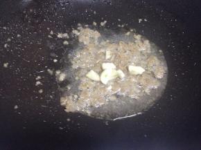 锅里倒入少许油，把油渣与大蒜加入~