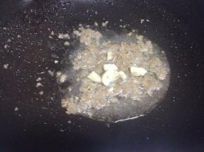 锅里倒入少许油，把油渣与大蒜加入~