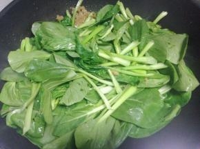 蒜炒出香味后加入小白菜