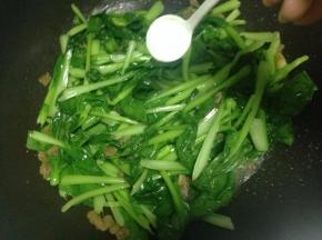 炒至小白菜微软后加适量的盐