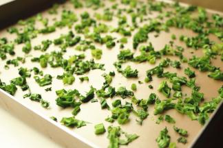 葱末摊平在烤盘上，入烤箱烤5分钟左右，脱去大部分水分，或者时间充足的话提前晾干也是可以的。