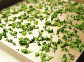 葱末摊平在烤盘上，入烤箱烤5分钟左右，脱去大部分水分，或者时间充足的话提前晾干也是可以的。