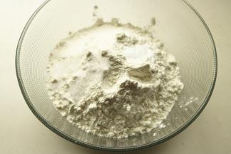 低粉、盐、酵母、苏打、糖等粉类固体材料先混合均匀。
