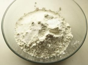 低粉、盐、酵母、苏打、糖等粉类固体材料先混合均匀。