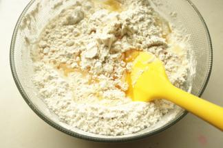 玉米油和牛奶混合均匀，加入进去，混合成团。