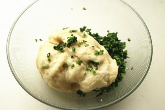 加入葱末，继续揉匀。