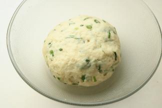 揉至光滑后，盖保鲜膜醒发松弛30分钟。