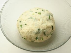 揉至光滑后，盖保鲜膜醒发松弛30分钟。