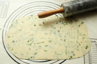 醒发好的面团擀开成2mm厚的均匀面片。