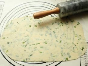 醒发好的面团擀开成2mm厚的均匀面片。