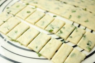 用刮刀切割成自己喜欢的形状，长方形正放心随你。