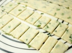 用刮刀切割成自己喜欢的形状，长方形正放心随你。