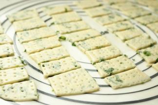 表面扎上一些小孔，再静置发酵半小时。