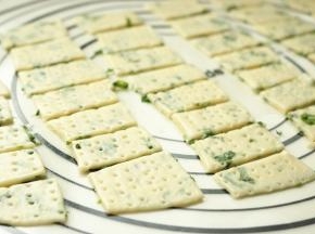 表面扎上一些小孔，再静置发酵半小时。