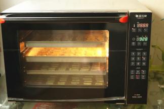 烤箱预热170度，烤12分钟左右，看表面上色了就可以拿出来了。