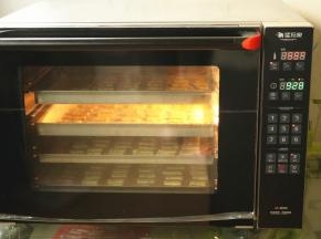 烤箱预热170度，烤12分钟左右，看表面上色了就可以拿出来了。