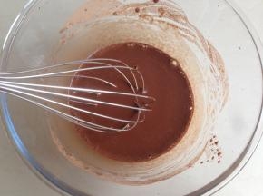 加入油，搅拌至没出现水油分离，乳化好的状态