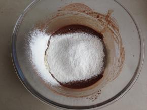 将面粉过筛进去