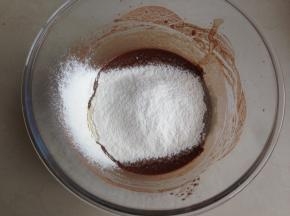 将面粉过筛进去