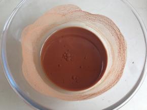 用热水溶化可可粉