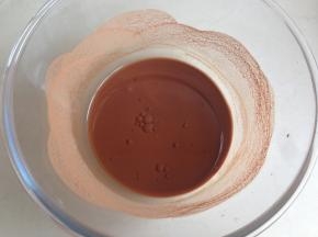 用热水溶化可可粉