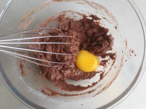 将3个蛋黄分三次加入进去，每次加入待蛋黄与面粉混合了才加入下一个蛋黄，搅拌均匀