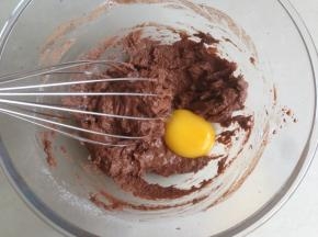 将3个蛋黄分三次加入进去，每次加入待蛋黄与面粉混合了才加入下一个蛋黄，搅拌均匀