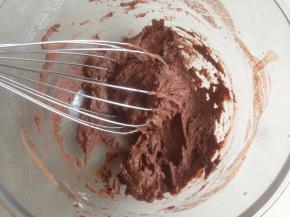 用蛋抽Z字型拌好，不见干粉就可以了