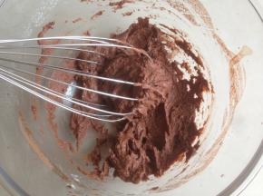 用蛋抽Z字型拌好，不见干粉就可以了