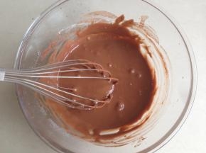 拌好的可可蛋黄糊