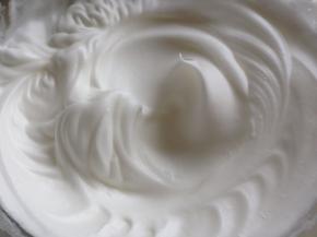 分3次加入糖，用电动打蛋器打至偏干性发泡