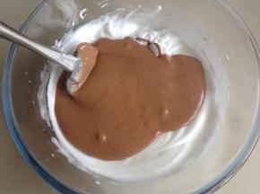 再倒回到剩余的蛋白霜里，继续翻拌均匀