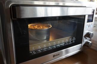 将蛋糕模放在烤盘上，放入已经提前预热到上火120度，下火150度的东菱K40C烤箱里，最下面一层的烤架上。（我直接选择的是05蛋糕档，不用再选择温度了，很方便。）