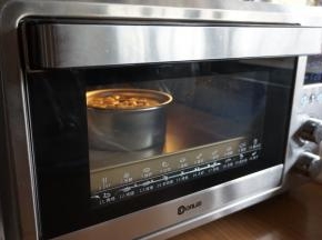 将蛋糕模放在烤盘上，放入已经提前预热到上火120度，下火150度的东菱K40C烤箱里，最下面一层的烤架上。（我直接选择的是05蛋糕档，不用再选择温度了，很方便。）