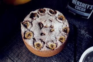 烘烤50分钟左右。烧烤结束将蛋糕取出，在桌面上震出热气，倒扣在晾架上，待晾凉后才脱膜，在蛋糕表面洒上糖粉即可