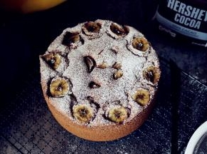 烘烤50分钟左右。烧烤结束将蛋糕取出，在桌面上震出热气，倒扣在晾架上，待晾凉后才脱膜，在蛋糕表面洒上糖粉即可