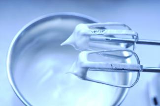 4、打发至硬性发泡，提起打蛋器，蛋白成直立状态。