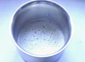 3、蛋白分三次加糖打发