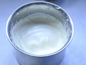 6、用打蛋器，打至滴落的蛋液约10秒才消失的状态。